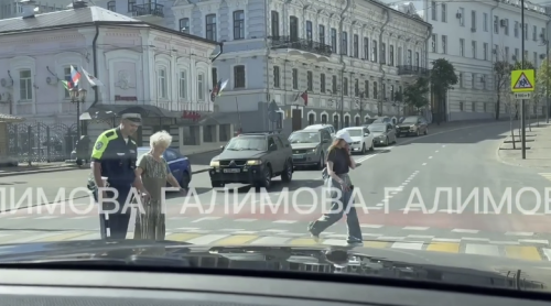 Во время саммита в Казани инспектор ДПС помог бабушке