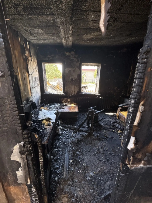 В Елабуге на улице Азина сгорел жилой дом с гаражом