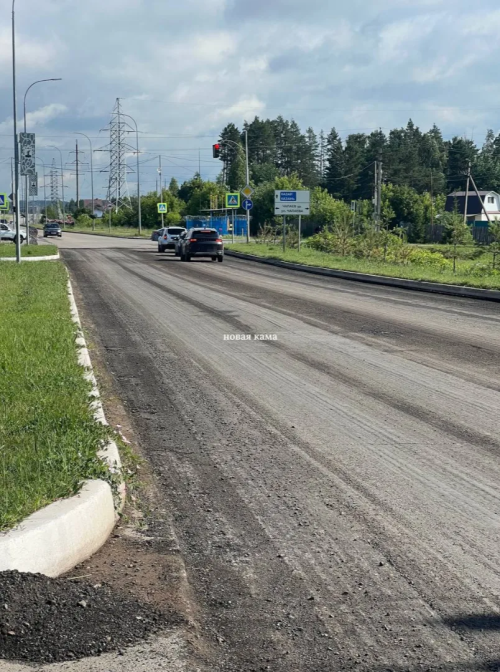 В Елабуге продолжается ремонт дороги на улице Строителей