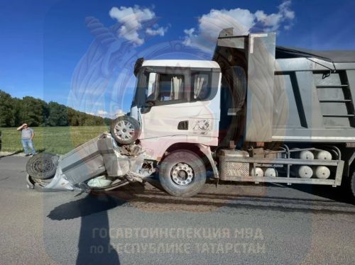 В Татарстане водитель Ford погиб после столкновения с грузовиком