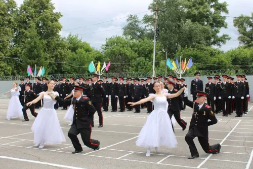 Алабугада 33 суворовчы аттестат алды һәм училище байрагы белән хушлашты
