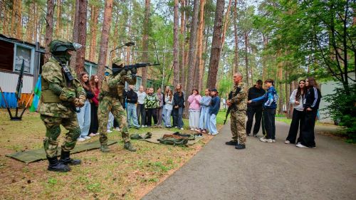 В лагере «Юный строитель» для детей провели военно-патриотические мастер-классы