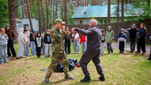 В лагере «Юный строитель» для детей провели военно-патриотические мастер-классы