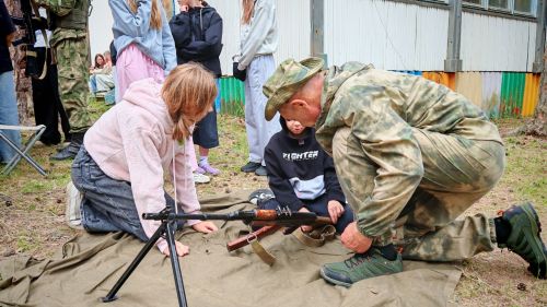 В лагере «Юный строитель» для детей провели военно-патриотические мастер-классы