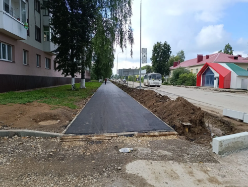 На улице Строителей завершается укладка тротуара по левой стороне