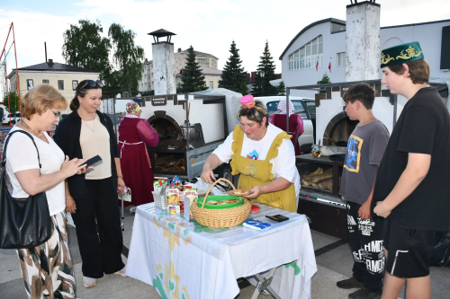 Айдар Салахов приготовил лагман на фестивале «Пир в мир» в Елабуге