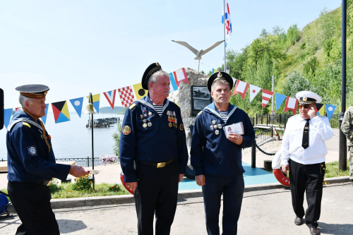 Тройной удар в рынду и макет подлодки: как Елабуга чествовала моряков