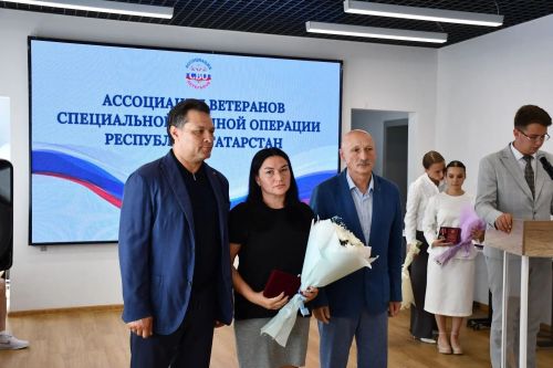 Алабугада һәлак булган сугышчыларның гаиләләренә Батырлык орденнары тапшырылды