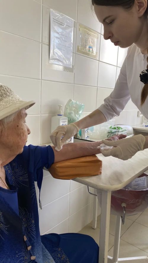 В Елабуге поздравили с 90-летием ветерана здравоохранения Зою Кузнецову