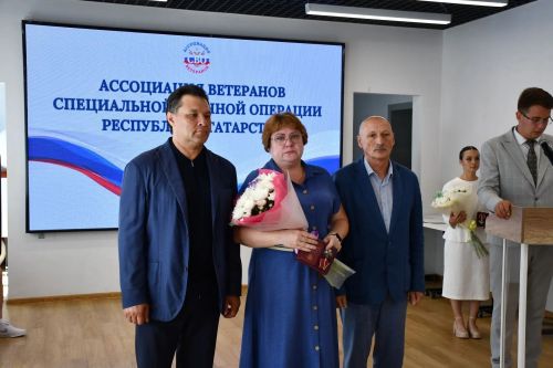 Алабугада һәлак булган сугышчыларның гаиләләренә Батырлык орденнары тапшырылды