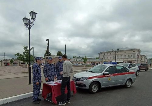 Алабугада Ленин мәйданында Росгвардиянең мобиль агитация пункты эшләде