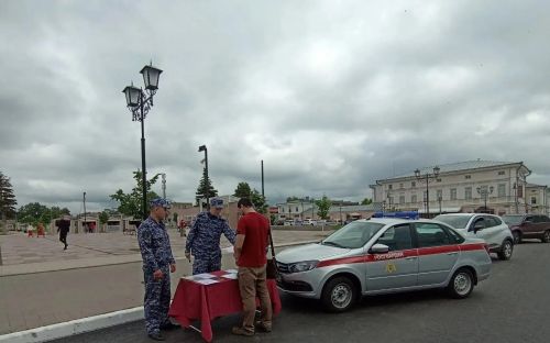 Алабугада Ленин мәйданында Росгвардиянең мобиль агитация пункты эшләде
