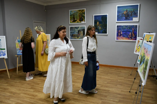 В Елабужском колледже культуры открылась выставка работ пленэра