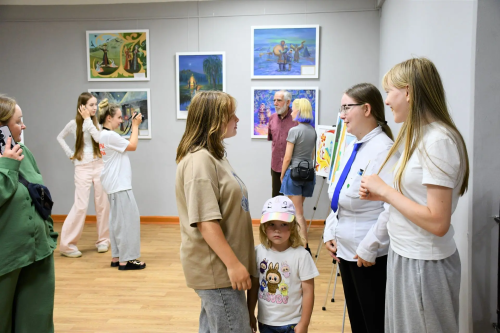 В Елабужском колледже культуры открылась выставка работ пленэра
