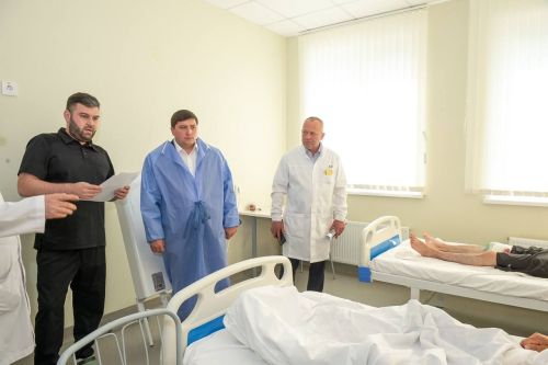 Радмир Беляев посетил больницу, где лечатся пострадавшие после атаки БПЛА