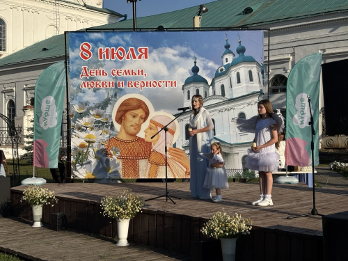 В Елабуге торжественно отметили День семьи, любви и верности