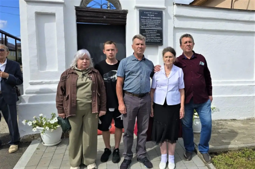 Елабужане почтили память преподавателя ЕГПИ Геннадия Петрова