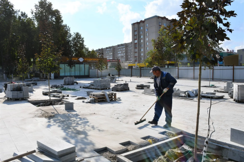 У Дворца культуры в Елабуге продолжают благоустраивать территорию