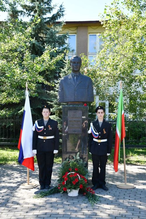 Алабуга халкы Россия Герое Александр Епанешниковны искә алды
