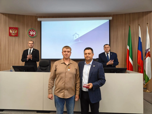 На общегородской планерке в Елабуге наградили участников СВО