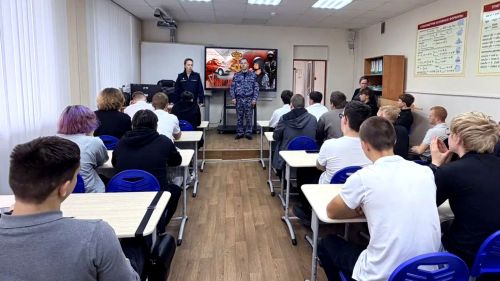 В Елабуге сотрудники Росгвардии встретились со студентами политехнического колледжа