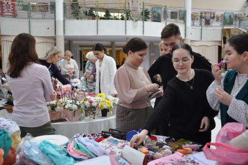 Елабужанок поздравили с Международным женским днем