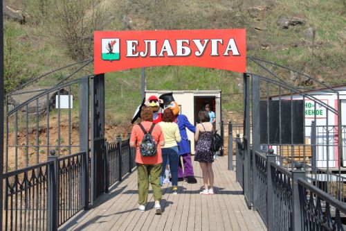 В Елабугу прибыл первый в сезоне теплоход "Александр Пушкин"