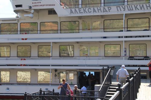 В Елабугу прибыл первый в сезоне теплоход "Александр Пушкин"