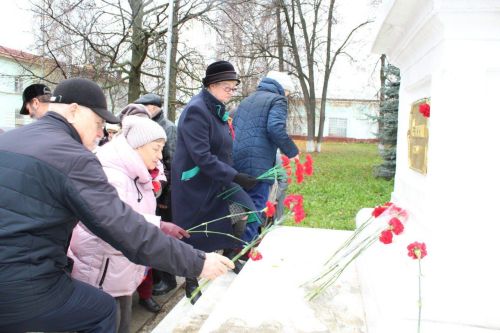 В Елабуге свои юбилеи отмечают два памятника Ленину