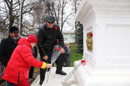 В Елабуге свои юбилеи отмечают два памятника Ленину