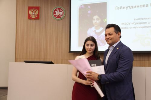 Елабужским школьникам вручили медали и премии
