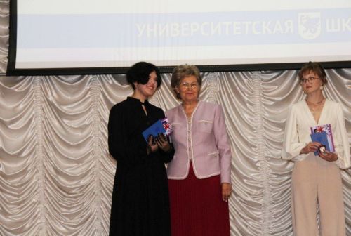 Елабужским школьникам вручили медали и премии