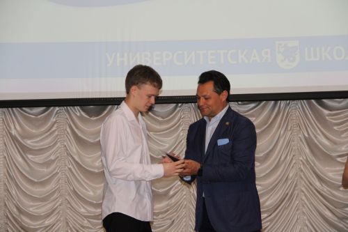 Елабужским школьникам вручили медали и премии