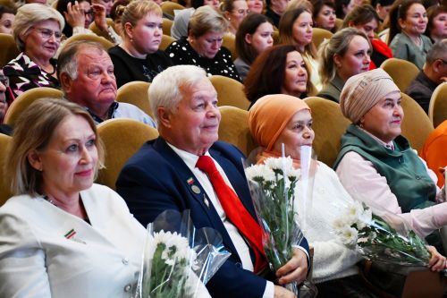 Фирдус Тямаев поздравил своим концертом педагогов Елабуги