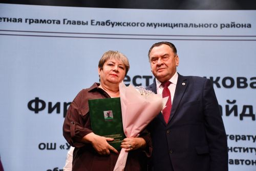 Фирдус Тямаев поздравил своим концертом педагогов Елабуги