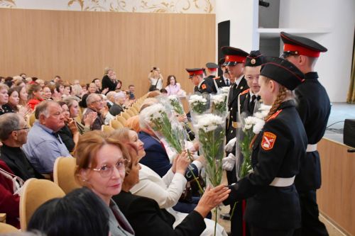 Фирдус Тямаев поздравил своим концертом педагогов Елабуги