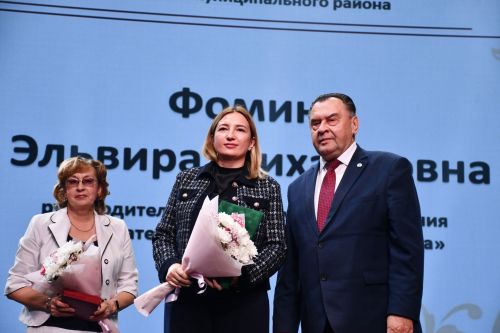 Фирдус Тямаев поздравил своим концертом педагогов Елабуги