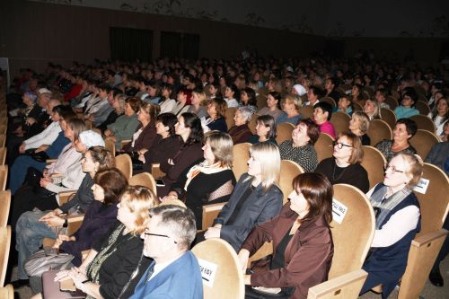 Фирдус Тямаев поздравил своим концертом педагогов Елабуги