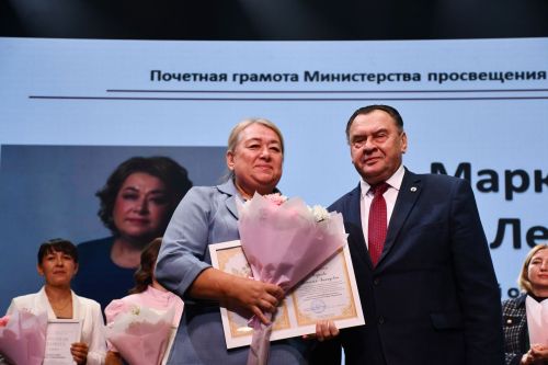 Фирдус Тямаев поздравил своим концертом педагогов Елабуги