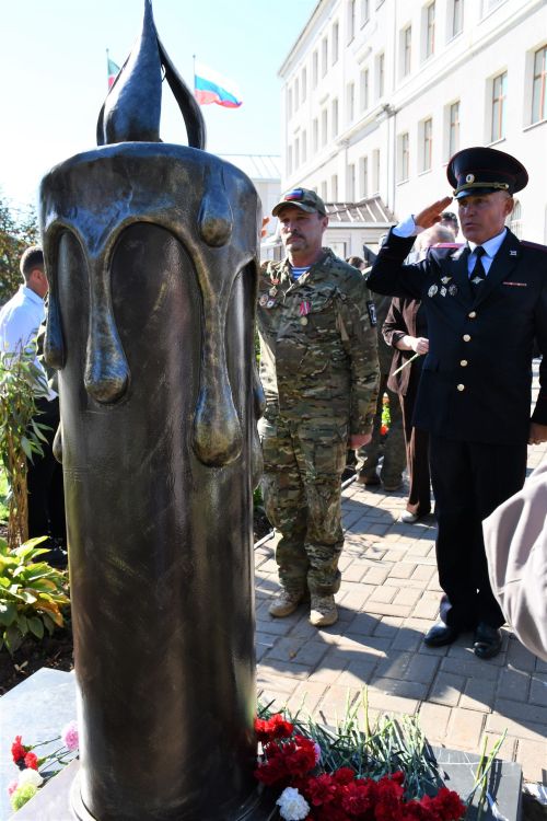 В елабужской школе открыли стелу «Свеча» в память о погибших на СВО выпускниках