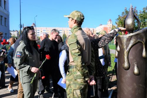 В елабужской школе открыли стелу «Свеча» в память о погибших на СВО выпускниках
