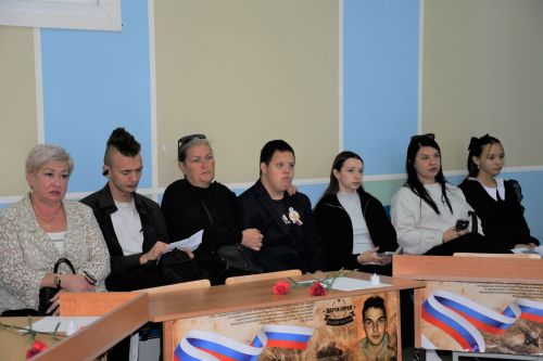 В елабужской школе открыли стелу «Свеча» в память о погибших на СВО выпускниках