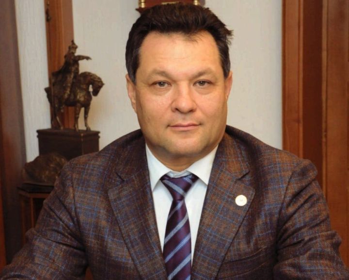 Глава Елабужского района Рустем Нуриев поздравляет женщин с Международным женским днем
