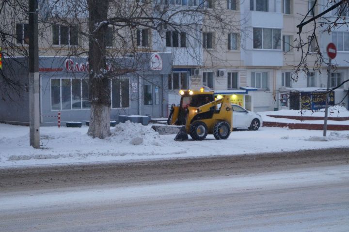 Коммунальщики Елабуги борются с последствиями снегопада