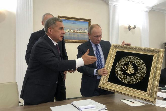 Рустам Минниханов преподнес Путину подарок