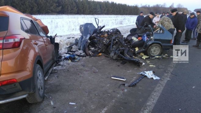 В Татарстане на трассе столкнулись две легковушки - погибли четыре человека (ФОТО)