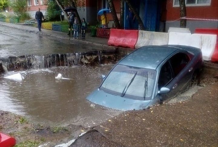 В Набережных Челнах автомобиль с водителем провалился под землю