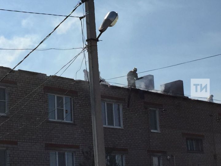 В Татарстане от удара молнии вспыхнула крыша трехэтажного жилого дома
