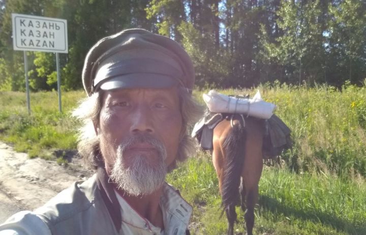 Путешественник из Китая приехал в Казань верхом на лошади