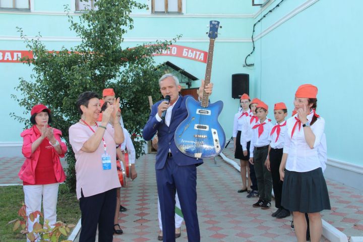 Елабужскому музею подарили гитару Сергея Шнурова